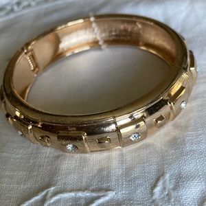 SEQUIN NWOT rd gt w/sq shapes and rhinestone centers bracelet.  $20